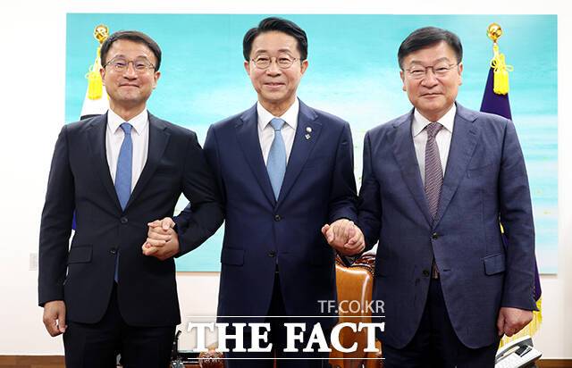 조정식 국회의장이 11일 오후 서울 여의도 국회의장 집무실에서 여야 원내대표와 회동 전 기념촬영을 하고 있다. 왼쪽부터 한병도 더불어민주당 원내대표, 조 국회의장, 정점식 국민의힘 원내대표. /국회=배정한 기자