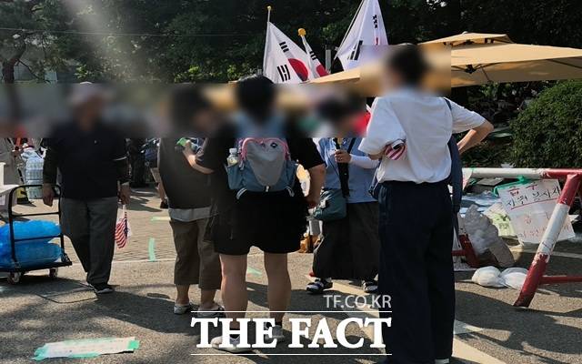 11일 '오승혁의 '현장''이 5일 연속으로 찾은 서울 송파 올림픽공원에서는 갈등의 양상이 포착됐다. 집회가 일주일 가까이 고착화되며 내부의 심리적 예민함은 폭발 직전의 임계점에 다다랐다. 이날 오후 핸드볼경기장 진입로 초입에서는 중장년 여성 참가자들 사이에 고성과 욕설이 오가는 험악한 말싸움이 벌어졌다. /서울 올림픽공원=오승혁 기자