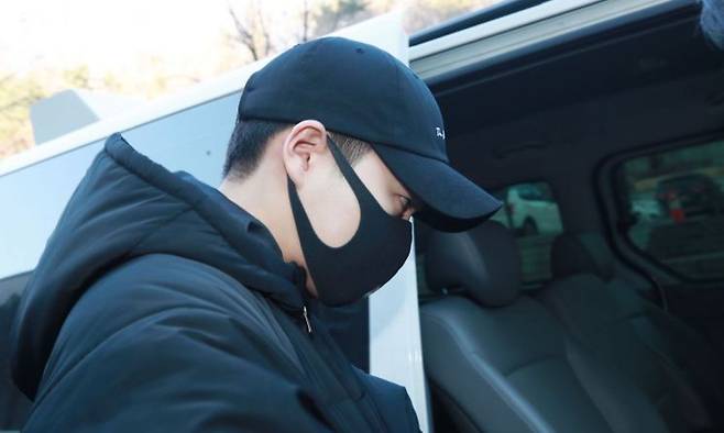 만취 상태로 무면허 운전을 하다가 사고를 낸 배우 손승원 씨가 2019년 1월2일 서울중앙지법에서 열린 구속 전 피의자 심문(영장실질심사)을 마친 뒤 밖으로 나서고 있다. 연합뉴스