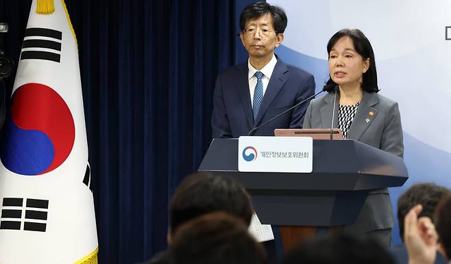 송경희 개인정보보호위원회 위원장이 11일 서울 종로구 세종대로 정부서울청사에서 쿠팡 및 계열사의 개인정보 유출 및 침해 제재처분 의결 발표를 하고 있다. /뉴스1