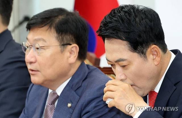 장동혁 국민의힘 대표가 11일 국회에서 열린 최고위원회의에서 물을 마시고 있다. 왼쪽 정점식 원내대표. 연합뉴스