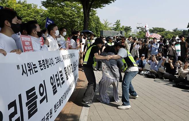잠실 개표소 봉쇄 시위 7일 차인 11일 올림픽공원 핸드볼경기장 입주 체육단체 직원들이 서울 송파구 올림픽공원 핸드볼경기장 앞에서 업무 정상화 호소문을 발표하던 중 한 시위자가 난입했다. /사진=뉴시스