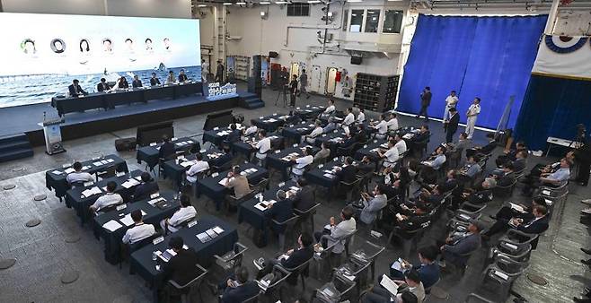 11일 대형수송함 마라도함에서 '제22회 함상토론회'가 열리고 있다. 해군 제공