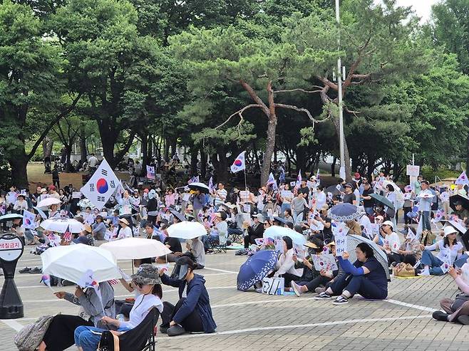 집회 현장에 모여 구호를 외치는 유권자들. 사진=김예지 기자