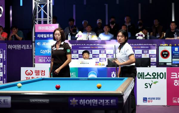 10일 밤 열린 하이원리조트 챔피언십 여자부 결승전에서 맞붙은 스롱 피아비와 김가영. PBA 제공