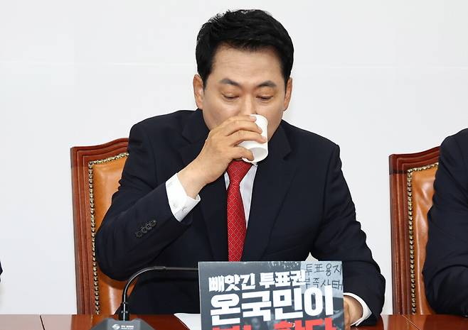 장동혁 국민의힘 대표가 11일 국회에서 열린 최고위원회의에서 정점식 원내대표의 발언 중 물을 마시고 있다. 윤운식 선임기자 yws@hani.co.kr