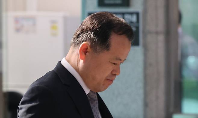 위철환 중앙선거관리위원장 직무대행이 11일 검경 합동수사본부 등의 6·3 지방선거 투표지 부족사태 관련 압수수색이 진행되는 가운데 경기도 과천시 중앙선거관리위원회로 들어가고 있다. 연합뉴스