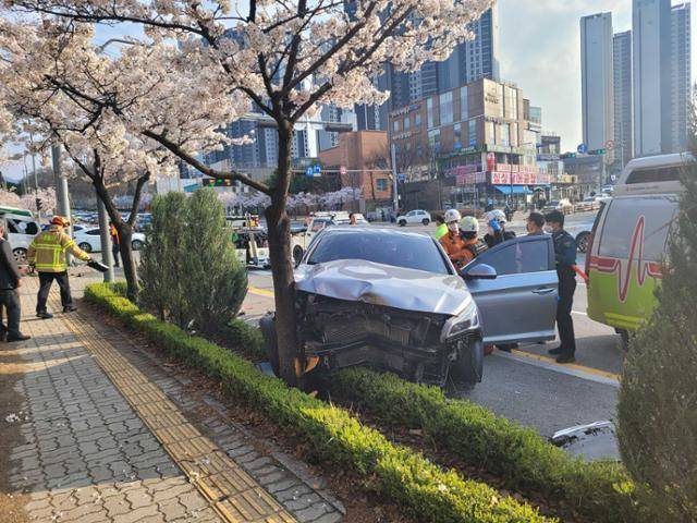 지난달 6일 강원 원주시 도심에서 승용차와 충돌한 사설 구급차가 인도를 덮쳐 중학생이 숨졌다. 강원소방본부 제공