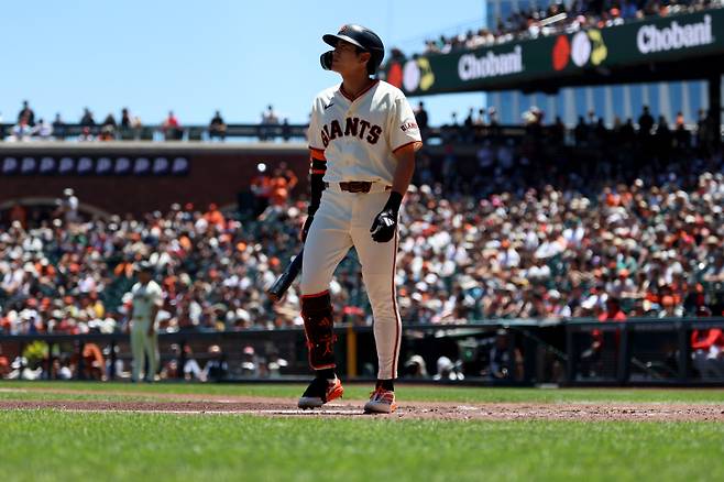 <yonhap photo-2478=""> San Francisco Giants right fielder Jung Hoo Lee walks back to the dugout after striking out against the Washington Nationals during the second inning of a baseball game in San Francisco, Wednesday, June 10, 2026. (AP Photo/Jed Jacobsohn)/2026-06-11 07:44:29/ <저작권자 ⓒ 1980~2026 ㈜연합뉴스. 무단 전재 재배포 금지, AI 학습 및 활용 금지></yonhap>