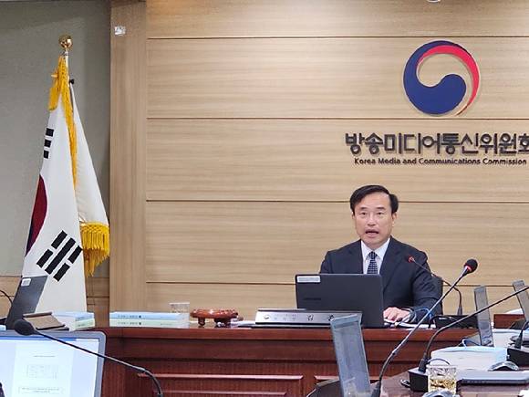 방미통위 제12차 전체회의 주재하는 김종철 위원장. [사진=연합뉴스]