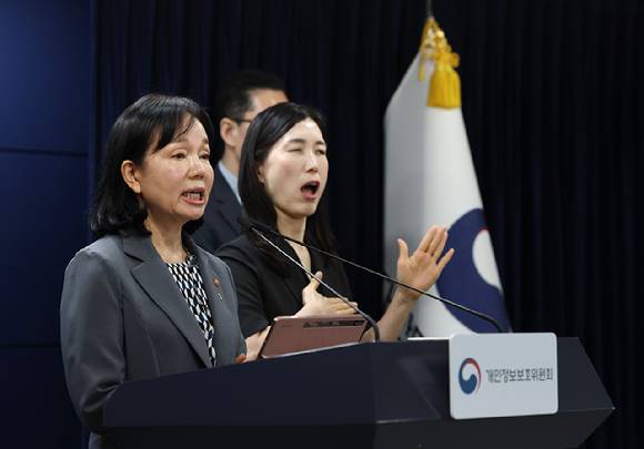 송경희 개인정보보호위원장이 11일 서울 종로구 정부서울청사에서 쿠팡사태 제재안 의결 브리핑을 하고 있다. [사진=연합뉴스]