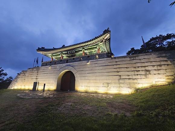 김포 문수산성 남문이 새로 설치된 경관조명으로 성벽과 누각의 입체감을 드러내고 있다. [사진=김포시]