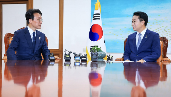 김민석 국무총리(왼쪽)가 10일 국회에서 조정식 국회의장을 만나 6·3 지방선거 투표용지 부족 사태와 선관위 개혁 방안 등을 논의하고 있다. (조정식 의장 페이스북)제공)