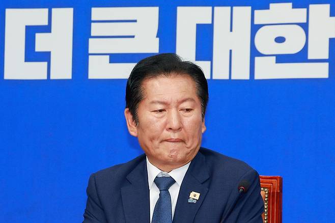 정청래 더불어민주당 대표가 10일 오전 서울 여의도 국회에서 열린 최고위원회의에 참석해 원내대표 발언을 듣고 있다.뉴스1