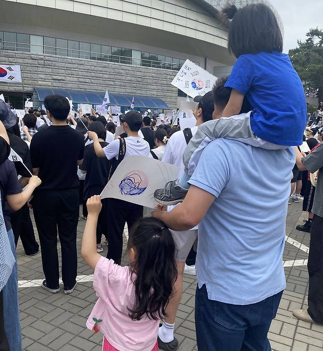 7일 오후 전성언씨는 서울 송파구 올림픽공원에서 열린 6.3 지방선거 투표지 부족 사태 규탄 시위에 참여했다. 김창용 기자