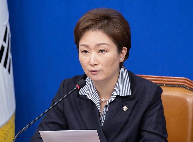 민주당 최고위원직을 사퇴한 이언주 의원이 11일 중앙일보 정치 토크쇼 ‘황현희의 불편한 여의도’에 출연한다. 사진은 지난 4월 13일 최고위원회의에서 발언하는 이언주 최고위원. 연합뉴스