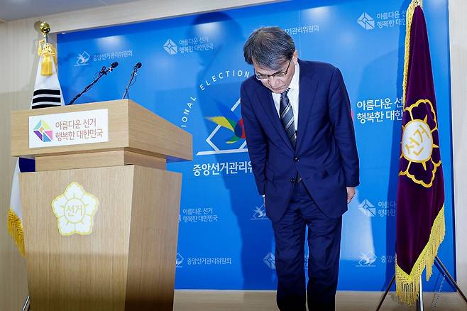 노태악 중앙선거관리위원장이 5일 경기도 과천 중앙선관위에서 6·3 지방선거 투표지 부족 사태에 대한 대국민 사과에 앞서 고개를 숙이고 있다. 김정훈 기자