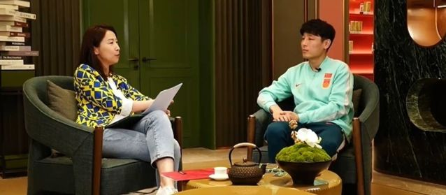 우레이가 축구 토크쇼에서 왕위둥의 해외 진출에 대한 소견을 밝히고 있다. 넷이즈 캡처