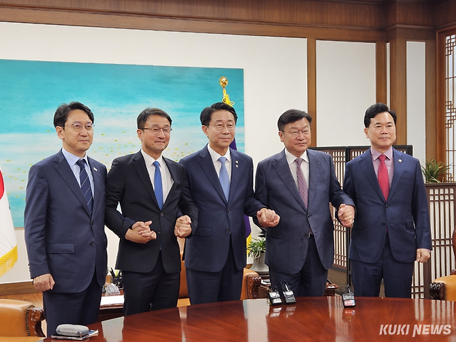 조정식 국회의장이 주도한 여야 원내대표 회동이 11일 국회의장실에서 열리고 있다. 이은서 기자