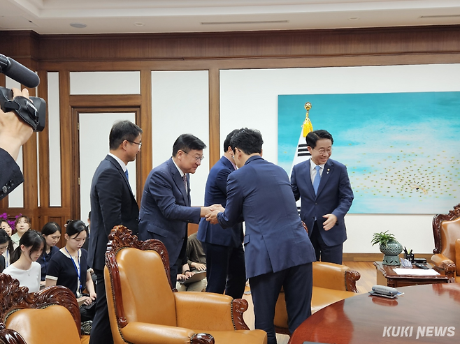 조정식 국회의장이 주도한 여야 원내대표 회동이 11일 국회의장실에서 열리고 있다. 이은서 기자