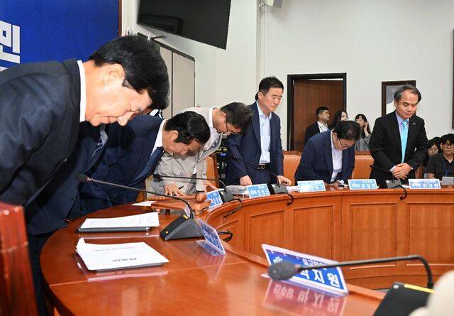 더불어민주당 정청래 대표와 한병도 원내대표, 최고위원 등 당 지도부가 10일 서울 여의도 국회에서  6·3 지방선거 이후 처음 열린 최고위원회의에서 고개 숙여 인사하고 있다. 이병주 기자