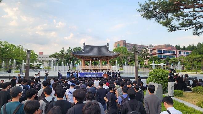 10일 전북대학교 건지광장 문회루 앞에서 열린 투표용지 부족 사태 규탄 시국선언이 진행되는 동안 학생들의 발걸음이 이어졌다. 최창환 기자