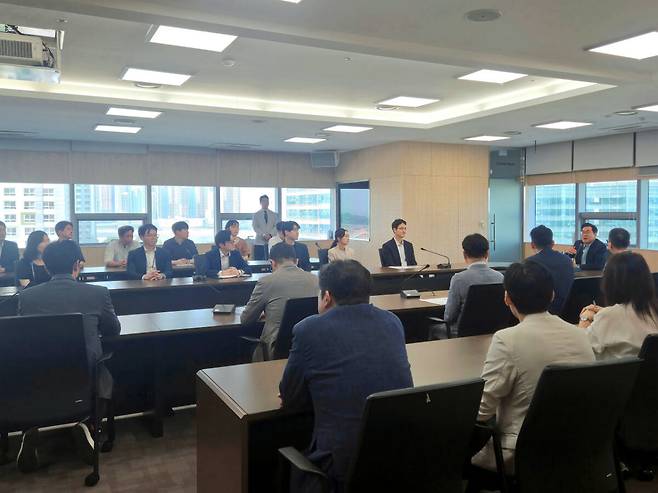 박찬대 인천시장 당선인이 11일 오전 송도국제도시 G타워 브리핑룸에서 민선9기 인천시장직 인수위원회(인수위)에 파견된 인천시 공무원 30명과 첫 상견례를 하고 있다. 박귀빈기자