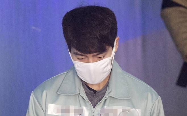 음주운전 처벌 수위를 강화한 '윤창호법'을 적용받아 기소된 뮤지컬 배우 손승원씨가 서초구 서울중앙지법에서 열린 1심 선고공판에 출석하기 위해 호송차에 내려 법정으로 향하고 있다. 2019.4.11 / 사진=연합뉴스