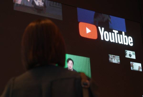 ▲유튜브 로고를 바라보는 시민. ⓒ연합뉴스