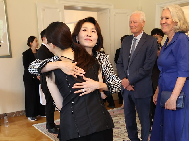 이재명 대통령과 벨기에를 방문 중인 김혜경 여사가 10일(현지시간) 브뤼셀 한국대사관에서 열린 ‘K-클래식 음악인과의 대화’에서 퀸엘리자베스 콩쿠르 준우승 김태연씨와 포옹하고 있다. [연합뉴스]