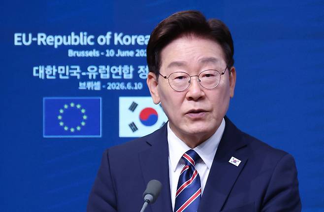 이재명 대통령이 10일(현지시간) 벨기에 브뤼셀 EU이사회 본부에서 열린 안토니우 코스타 EU 정상회의 상임의장, 우르즐라 폰데어라이엔 EU 집행위원장과의 공동언론발표에서 발언하고 있다. [연합뉴스]