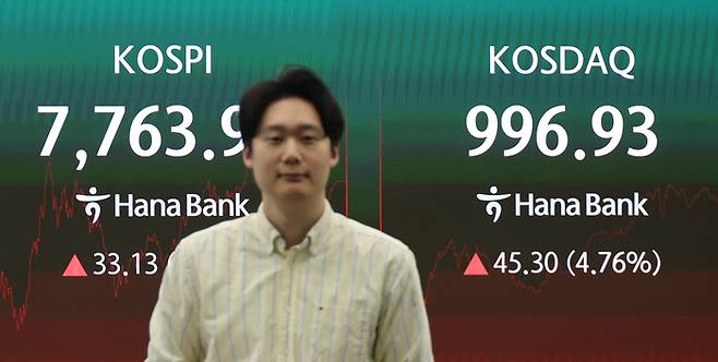 11일 서울 중구 하나은행 딜링룸 현황판에 코스피, 코스닥 종가가 표시되고 있다. [연합뉴스]