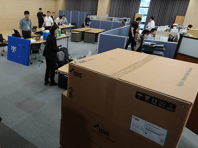 2026 지방선거 투표지 부족사태 사건을 수사 중인 서울경찰청 광역범죄수사대 관계자가 11일 오후 경기도 과천시 중앙선거관리위원회 선거종합상황실에서 압수수색을 하고 있다. [사진=뉴스1]