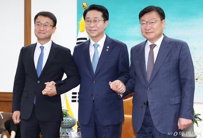 [서울=뉴시스] 조성봉 기자= 조정식 국회의장이 11일 오후 서울 여의도 국회의장 집무실에서 여야 원내대표와 회동 전 기념촬영을 하고 있다. 왼쪽부터 한병도 더불어민주당 원내대표, 조 국회의장, 정점식 국민의힘 원내대표. (공동취재) 2026.06.11. 사진=조성봉
