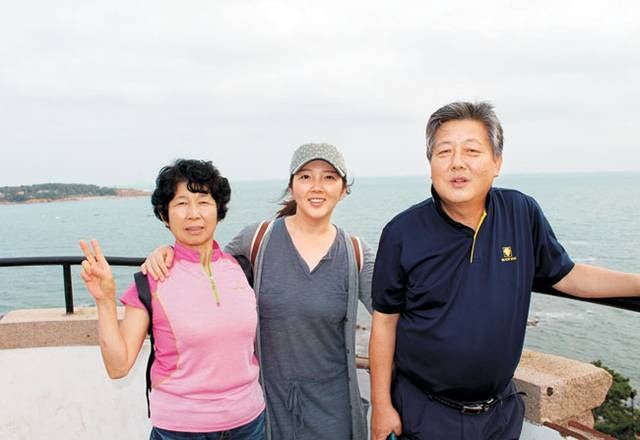 중국 칭다오 5·4 광장에서 여동생(왼쪽)과 매제(오른쪽), 조카 은경이가 함께 찍은 사진.