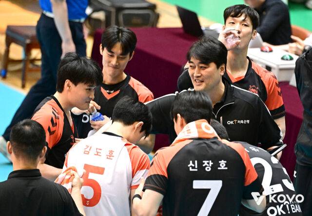 11일 단양국민체육센터에서 열린 국군체육부대와 조별리그 맞대결에서 타임아웃을 요청한 OK저축은행./KOVO 제공