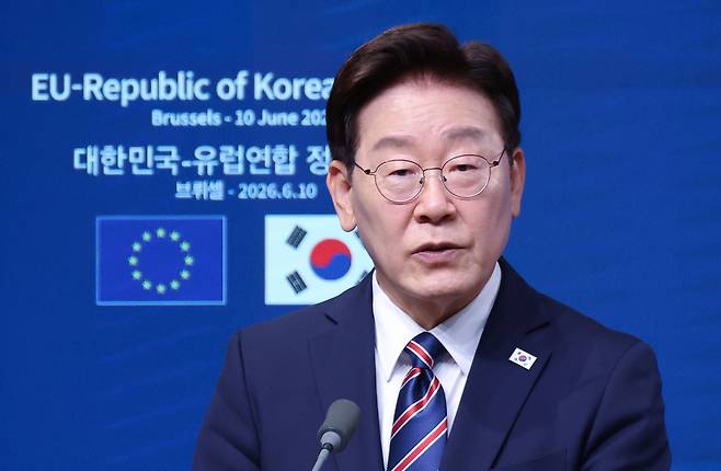 이재명 대통령이 10일(현지시간) 벨기에 브뤼셀 EU이사회 본부에서 열린 안토니우 코스타 EU 정상회의 상임의장, 우르즐라 폰데어라이엔 EU 집행위원장과의 공동언론발표에서 발언하고 있다. [연합]