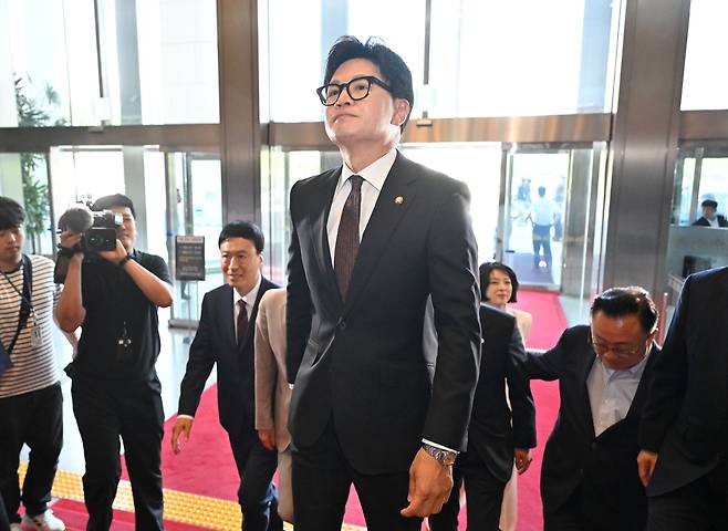 부산 북갑 국회의원 보궐선거에서 당선된 한동훈 의원이 5일 오후 서울 여의도 국회에서 열린 본회의에 참석하기 위해 등원하고 있다. 임세준 기자