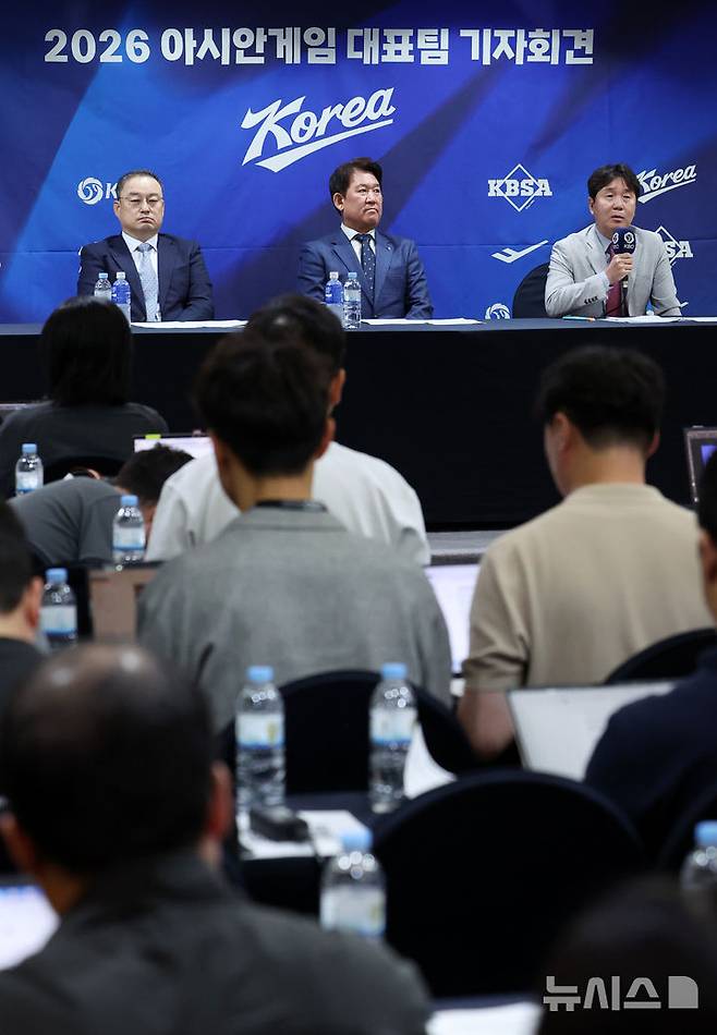 [서울=뉴시스] 이영환 기자 = 류지현 야구 국가대표팀 감독이 11일 오후 서울 중구 한국프레스센터에서 열린 2026 아이치-나고야 아시안게임 대표팀 최종 명단 발표 기자회견에서 취재진의 질문에 답하고 있다. 왼쪽부터 차명주 대한야구소프트볼협회(KBSA) 경기력 향상 위원장, 조계현 KBO 전력강화위원장, 류 감독. 2026.06.11. 20hwan@newsis.com