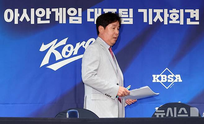 [서울=뉴시스] 이영환 기자 = 류지현 야구 국가대표팀 감독이 11일 오후 서울 중구 한국프레스센터에서 열린 2026 아이치-나고야 아시안게임 대표팀 최종 명단 발표 기자회견에 참석 하고 있다. 2026.06.11. 20hwan@newsis.com