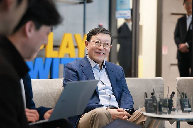 [서울=뉴시스] 허태수 GS그룹 회장(한국경제인협회 AI혁신위원회 위원장)이 지난 4월 10일 서울 강남구 역삼동 GS타워에서 열린 AI 혁신위원회 3차 회의에서 발언하고 있다. (사진=GS그룹 제공) photo@newsis.com *재판매 및 DB 금지
