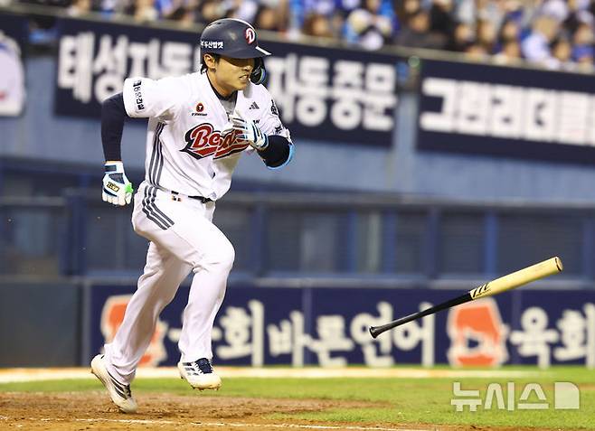 [서울=뉴시스] 황준선 기자 = 28일 서울 송파구 잠실야구장에서 열린 2026 KBO 리그 삼성 라이온즈와 두산 베어스의 경기, 10회 말 2사 2루 두산 이유찬이 1타점 적시타를 치고 있다. 2026.04.28. hwang@newsis.com