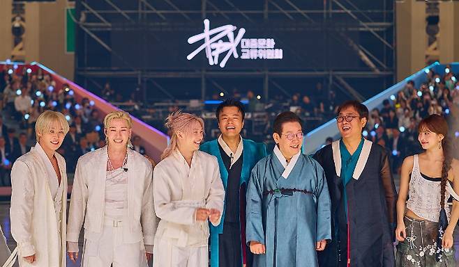 이재명 대통령이 1일 경기 고양시 킨텍스에서 열린 대중문화교류위원회 출범식에서 박진영 공동위원장 및 스트레이키즈, 르세라핌과 기념촬영을 하고 있다. 연합뉴스