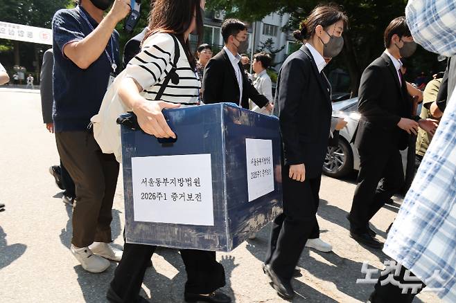 김지연 서울동부지방법원 부장판사와 관계자들이 10일 오후 6·3 지방선거 투표용지 부족 사태가 발생한 잠실7동 제2투표소였던 서울 송파구 우성아파트 노인정의 현장 검증을 위해 현장에 진입하고 있다. 박종민 기자