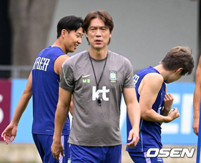 [OSEN=사포판(멕시코), 이대선 기자] 2026 북중미 월드컵에 참가하는 한국 축구국가대표팀이 9일(한국시각) 멕시코 과달라하라 인근 사포판의 치바스 베르데 바예에서 훈련을 진행했다.한국은 과달라하라에서 체코와 멕시코를 차례로 상대한 뒤 조별리그 마지막 경기를 치른다.손흥민, 이강인이 훈련을 하고 있다. 2026.06.09 /sunday@osen.co.kr