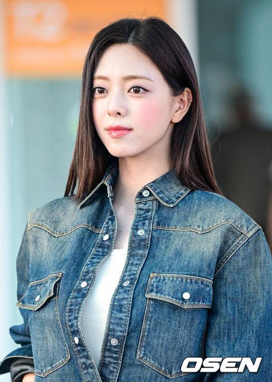 [OSEN=인천공항, 최규한 기자] 그룹 있지(ITZY) 유나가 11일 오전 해외 일정 참석을 위해 인천공항을 통해 출국했다.있지 유나는 홍콩에서 열리는 브랜드 행사에 참석할 예정이다.있지 유나가 출국하며 팬들과 취재진을 향해 인사를 전하고 있다. 2026.06.11 / dreamer@osen.co.kr