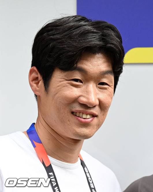 [OSEN=사포판(멕시코), 이대선 기자] 2026 북중미 월드컵에 참가하는 대한민국 축구국가대표팀이 11일(한국시각) 멕시코 과달라하라 인근 사포판의 치바스 베르데 바예에서 훈련을 진행했다.대한민국 월드컵대표팀은 오는 12일 오전 11시(한국시각) 체코와 2026년 북중미 월드컵 조별리그 A조 1차전을 펼친다.박지성 해설위원이 취재진을 보며 미소짓고 있다. 2026.06.11 /sunday@osen.co.kr