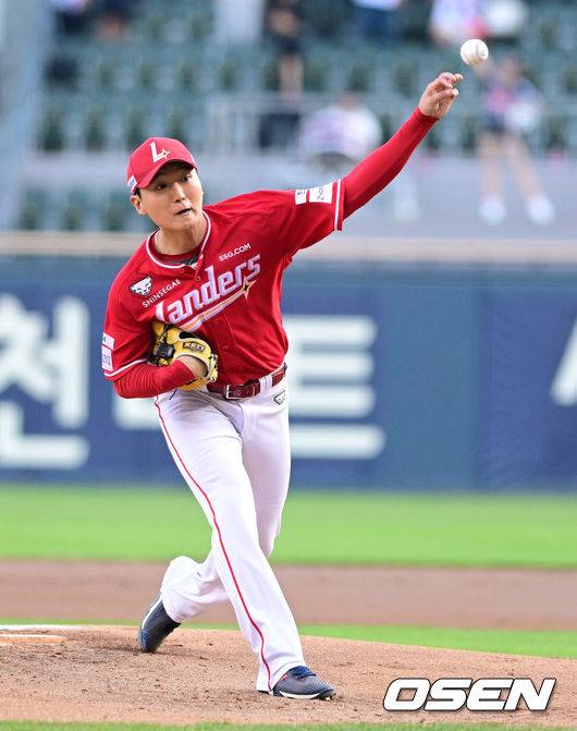[OSEN=잠실, 지형준 기자] 11일 서울 잠실야구장에서 2026 신한 SOL KBO리그 LG 트윈스와 SSG 랜더스의 경기가 열렸다.3연승과 스윕승을 노리는 LG는 김윤식, 2연패에 빠진 SSG는 김건우를 선발로 내세웠다.1회말 SSG 김건우가 역투하고 있다. 2026.06.11&nbsp;/ jpnews@osen.co.kr