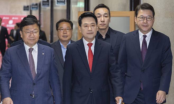 국민의힘 장동혁 대표(가운데)와 정점식 원내대표(왼쪽), 신동욱 최고위원(오른쪽)을 비롯한 최고위원들이 11일 국회에서 열린 최고위원회의에 입장하고 있다. 연합뉴스