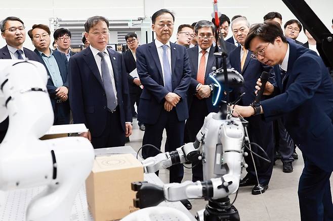 김윤덕(가운데) 건설교통부 장관 등이 11일 전북대에서 열린 ‘인공지능(AI) 건설·로봇 혁신센터’ 설립을 위한 업무협약을 체결한 뒤 피지컬AI 실증센터를 찾아 인공지능 로봇에 대한 설명을 듣고 있다. 전북도 제공